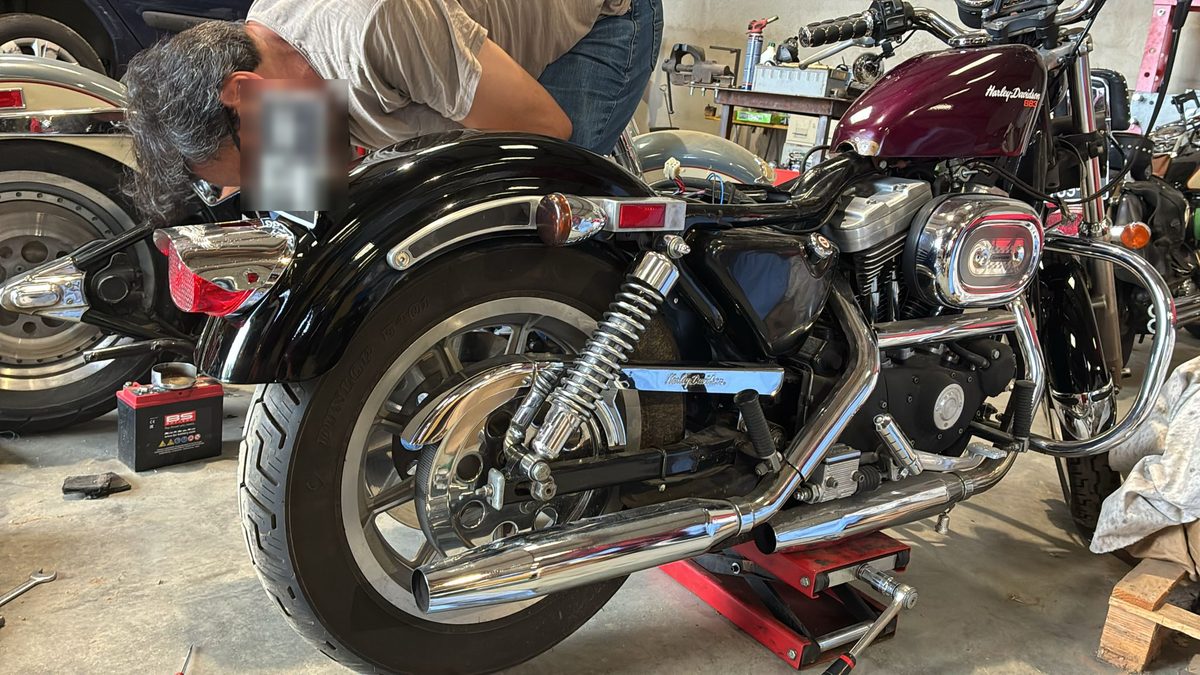 Plamen, garagiste independant, repare une Harley-Davidson dans son atelier autour de Valensole.
